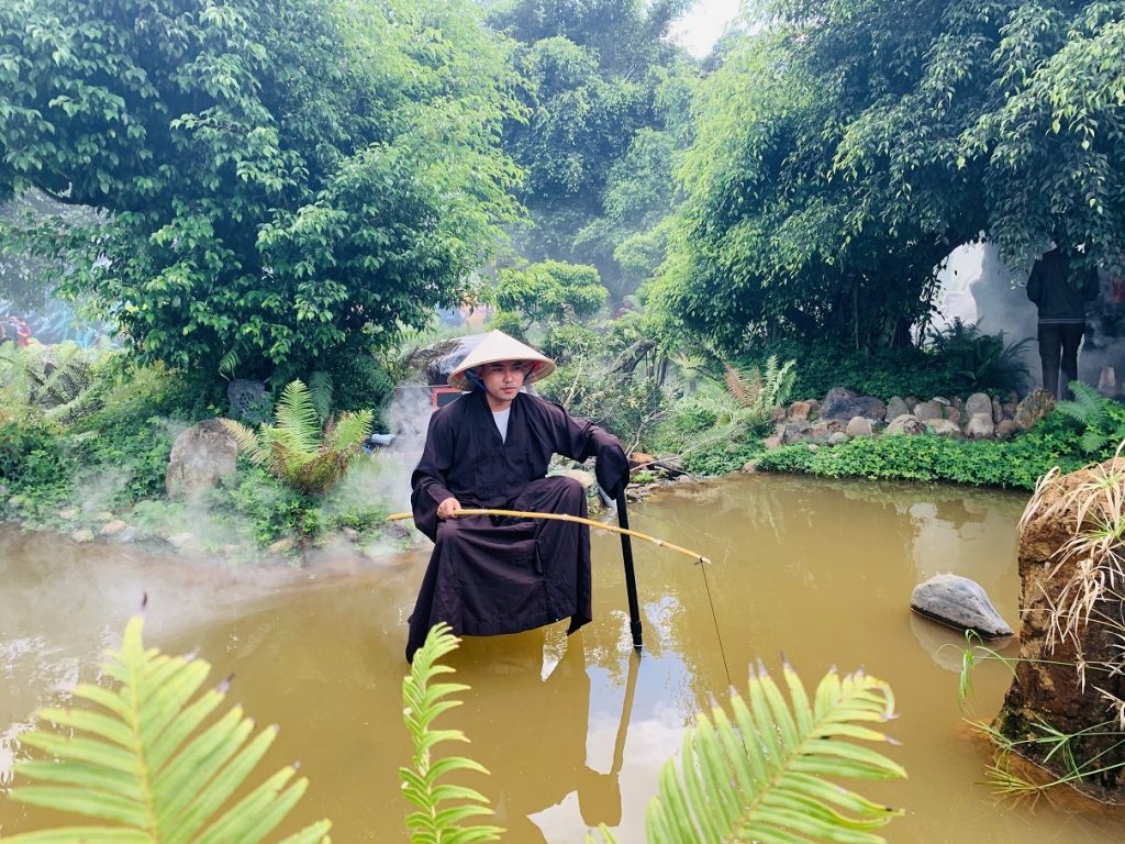 Người ngồi trên mặt nước độc đáo tại Quỷ Núi