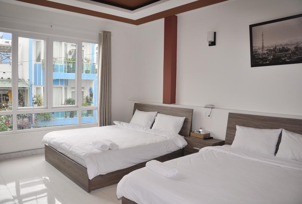 Khách sạn Pini Hotel