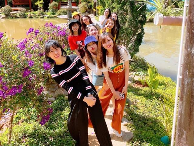 Hồ thu hút giới trẻ đến check-in vì khung cảnh nên thơ