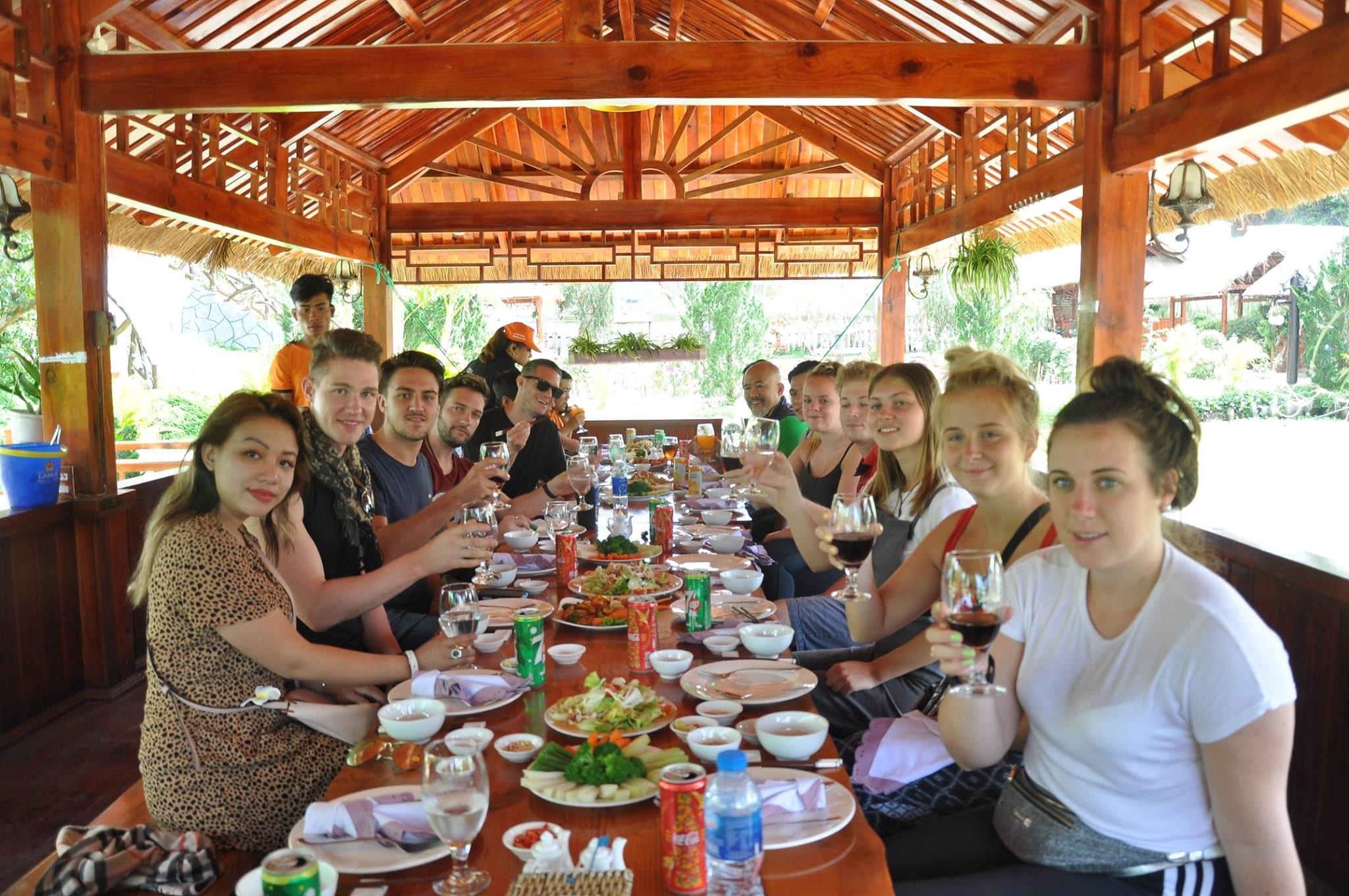 Nhà hàng với sức chứa lớn