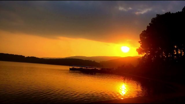 Hồ Tuyền Lâm Đà Lạt mang đến không gian yên tĩnh, lãng mạn, đó là điều không thể bỏ qua khi đến Đà Lạt. Hãy tận hưởng khoảnh khắc cực đẹp khi mặt trời kết thúc ngày bằng một bức tranh khung cảnh xanh ngắt. Hãy xem hình ảnh liên quan để tìm hiểu thêm về hồ Tuyền Lâm ngọt ngào.