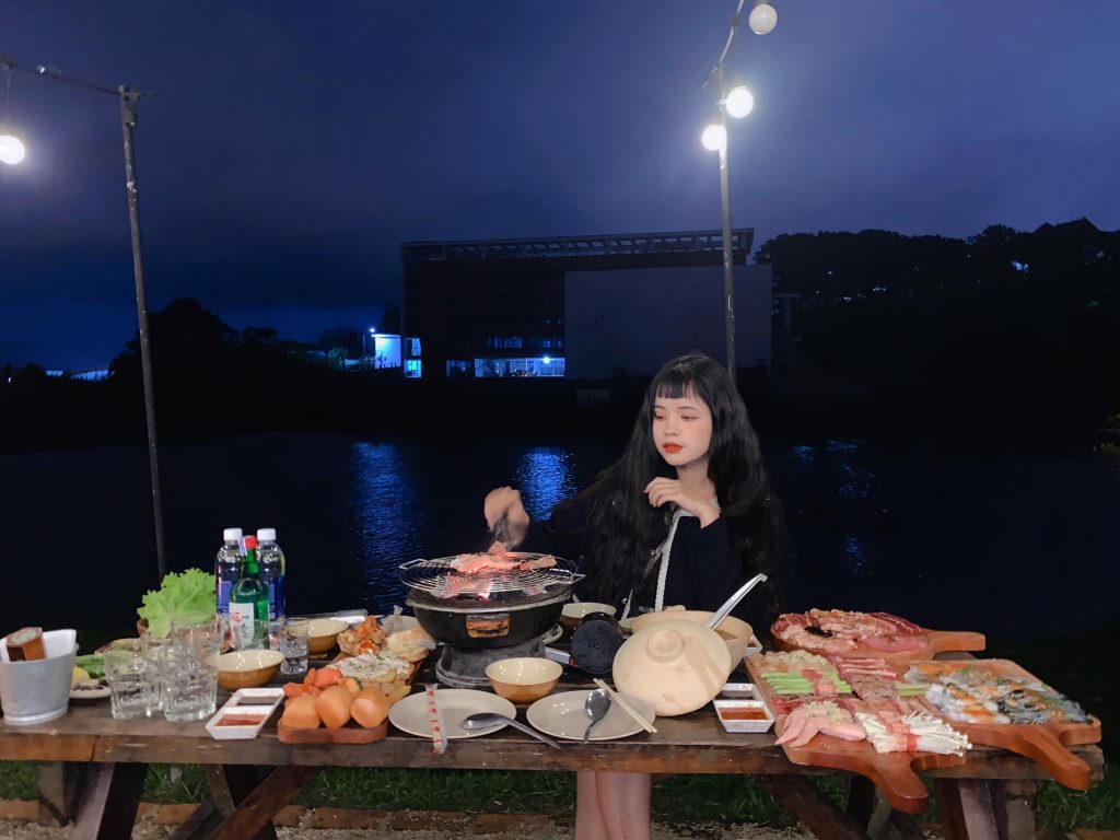 Tiệc được tổ chức dạng buffet, gồm 13 món nướng, 8 món ăn kèm và 6 loại sốt ướp độc đáo.