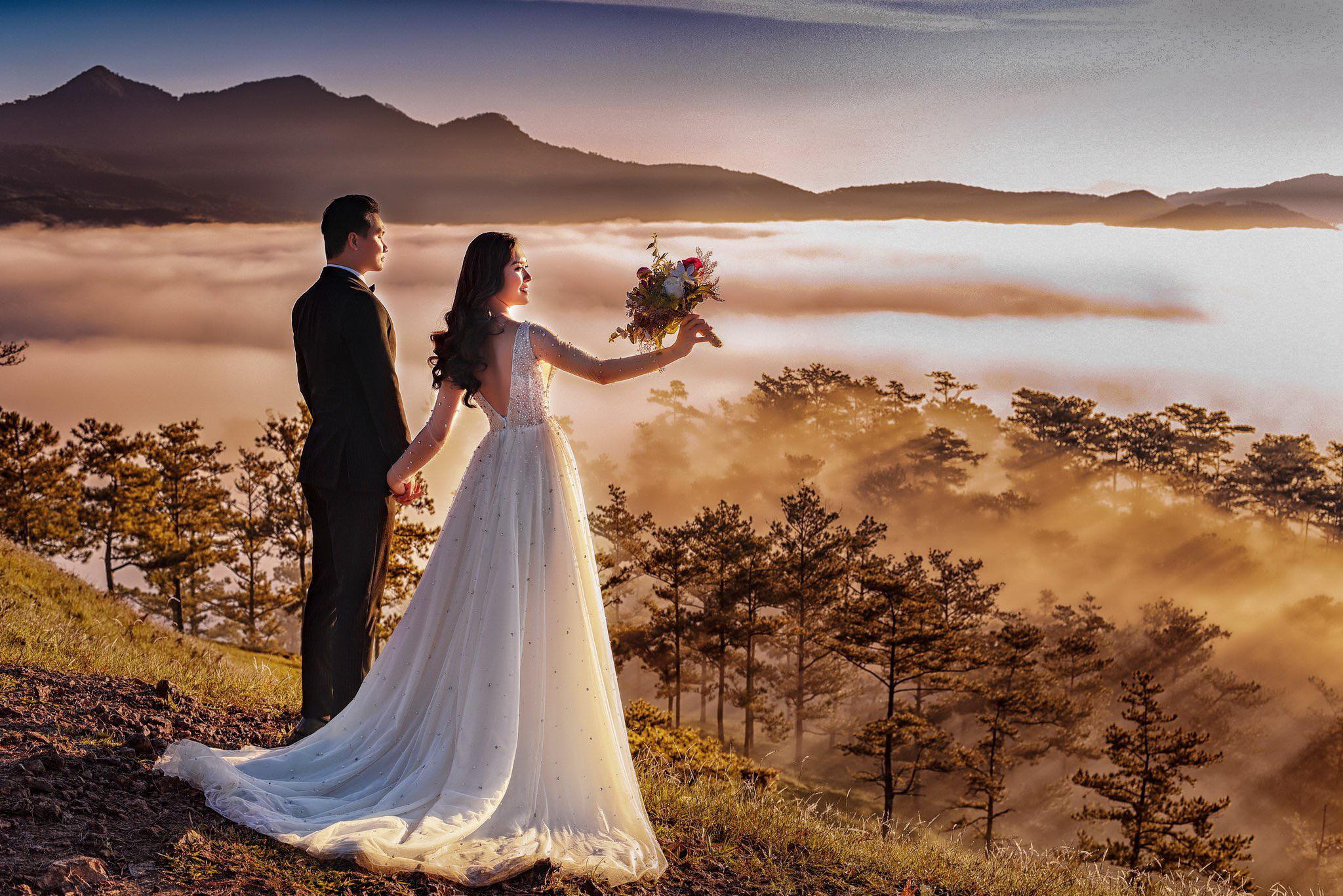 Nếu bạn đang lên kế hoạch chụp ảnh cưới tại Đà Lạt, hãy suy nghĩ xem mùa nào là đẹp nhất để lưu giữ những khoảnh khắc đẹp nhất trong đời. Hình ảnh vẻ đẹp huyền ảo, nét tinh tế và ấm áp của Đà Lạt sẽ tạo nên một bộ ảnh cưới tuyệt vời.