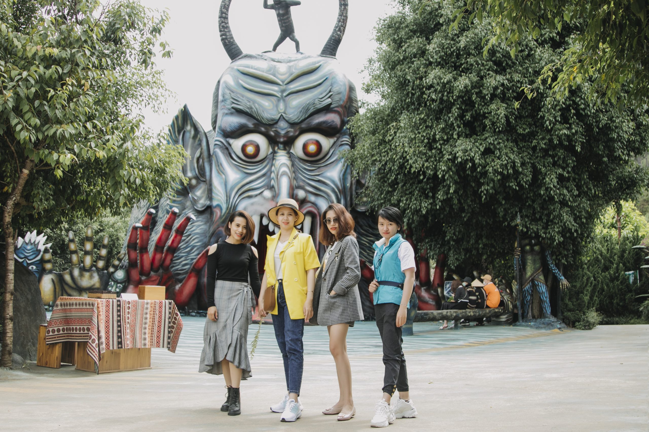 Check-in cổng quỷ